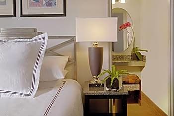 Carlyle Suites Hotel