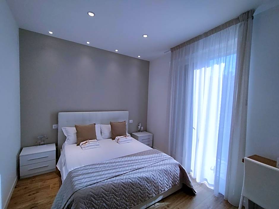 Photo 1 of 6 of 1 King Bed, Balcony