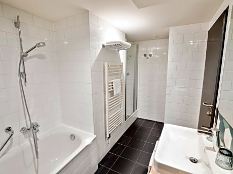 BEDROOM with Bathtub