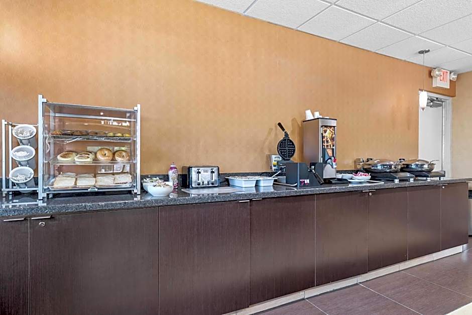 MainStay Suites Appleton Airport - Fox River Mall Area