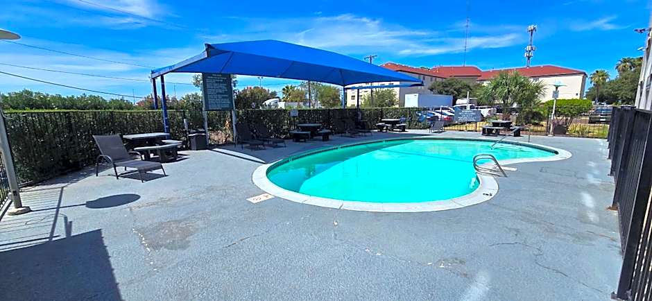 Super 8 by Wyndham Laredo