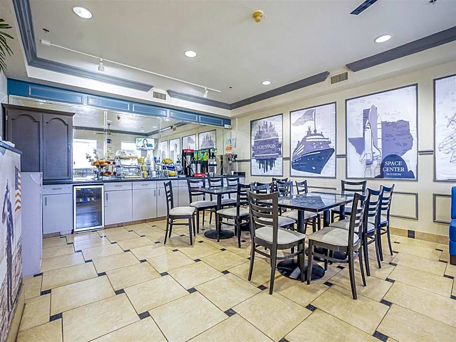 Days Inn & Suites by Wyndham Webster NASA-ClearLake-Houston