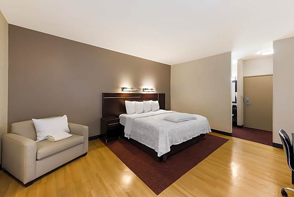 Red Roof PLUS+ Columbus Downtown- Convention Center