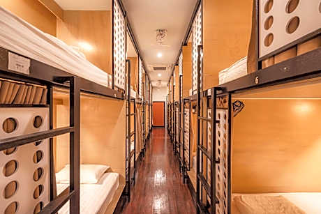 Single Bed in Mixed Dormitory Room