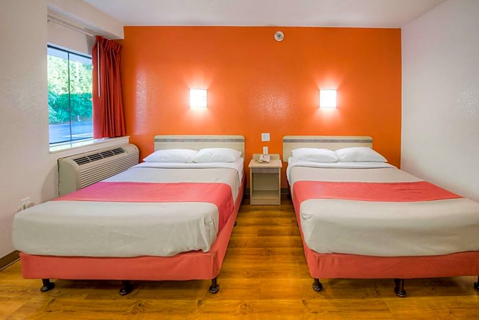 Motel 6 Niantic, CT - New London