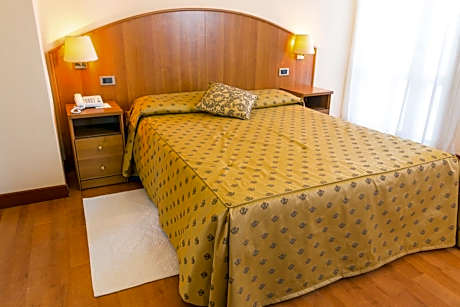 Queen Room Economy