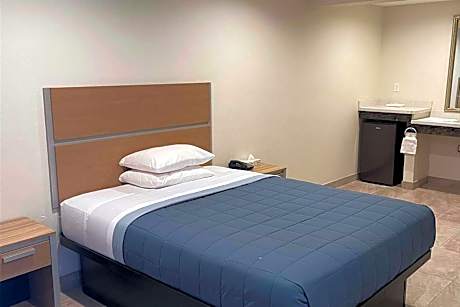 Queen Room with Mobility Access and Bathtub with Grab Bars, Non-Smoking