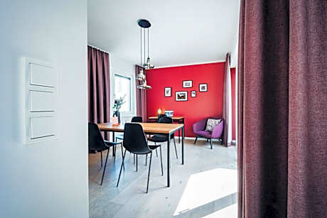 Apartment S - Queen bed and balcony