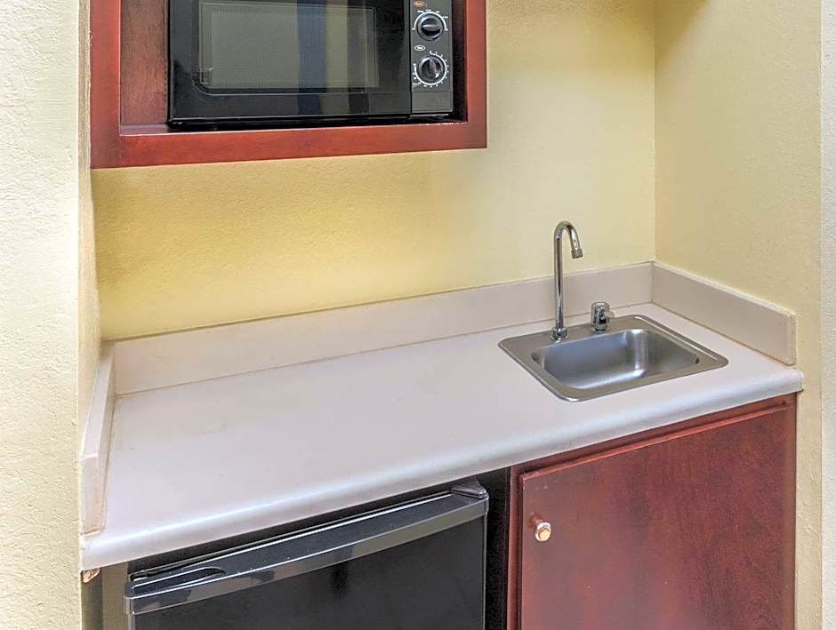 Days Inn & Suites by Wyndham Union City