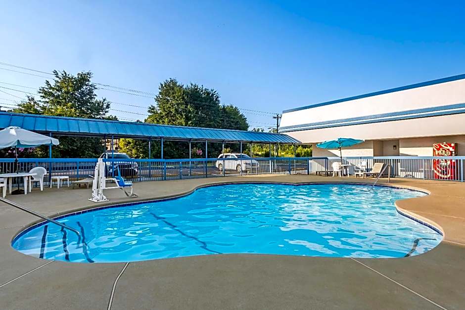 Super 8 by Wyndham Commerce