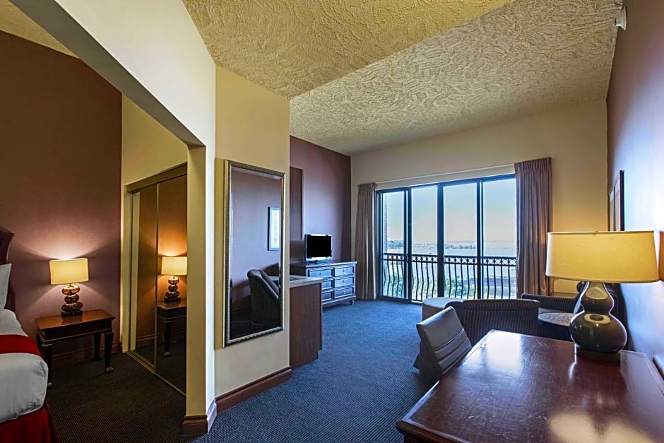 Shoreline Inn & Conference Center, Ascend Hotel Collection