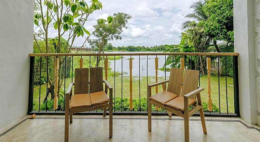 White Wall Riverfront Hotel