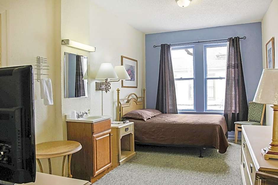 OYO Cameron Historic Hotel Brownsville I-69E