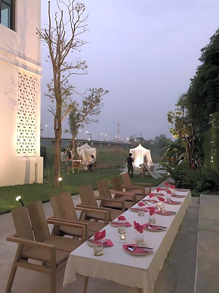 White Wall Riverfront Hotel