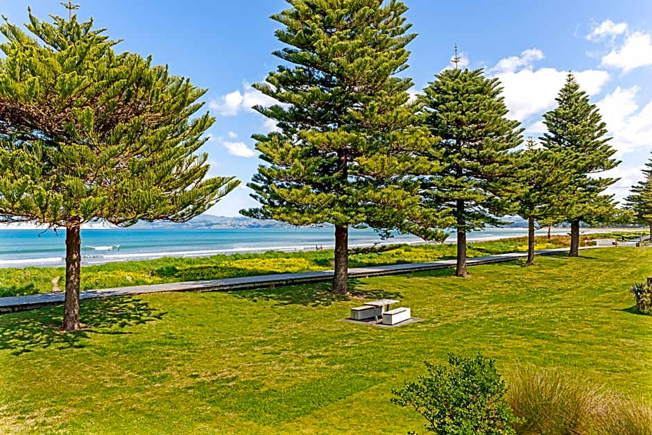 Whispering Sands Beachfront Motel