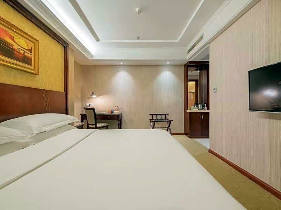 Vienna Hotel Shenzhen Bao'an Qianjin Road 1st Baotian Road Metro Station