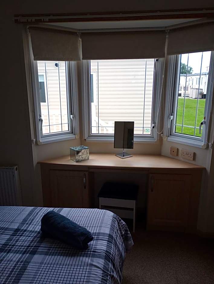 Luxury 2 bedroom caravan with large decking Close to beach