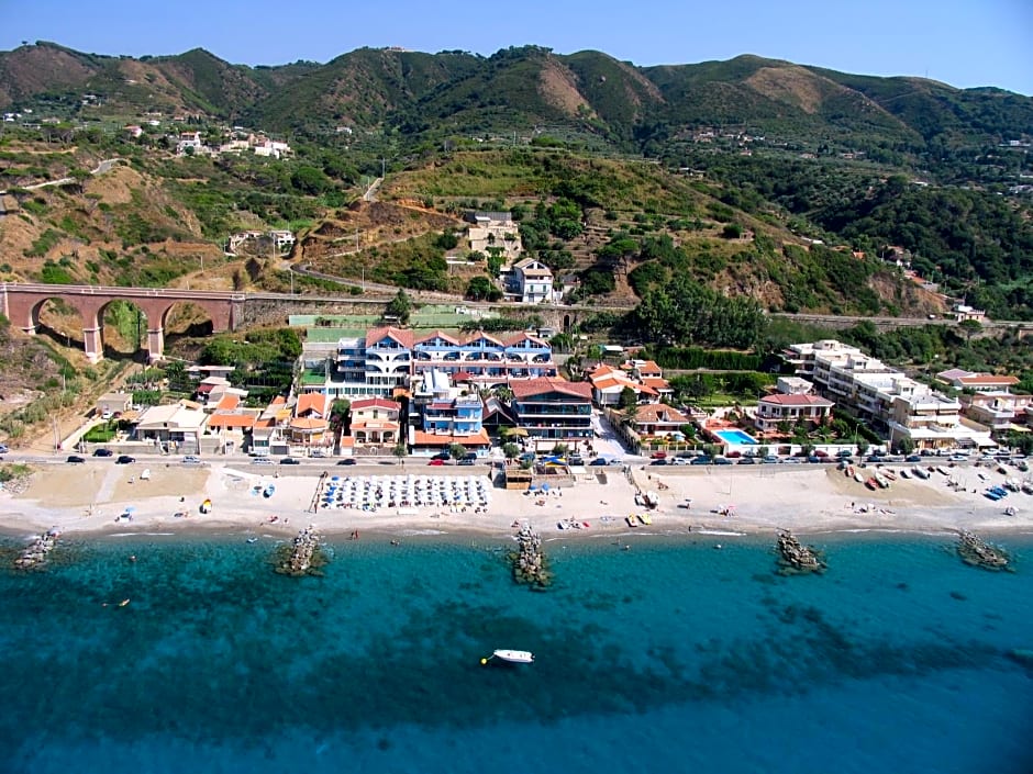 Three-room apartment a stones throw from the sea