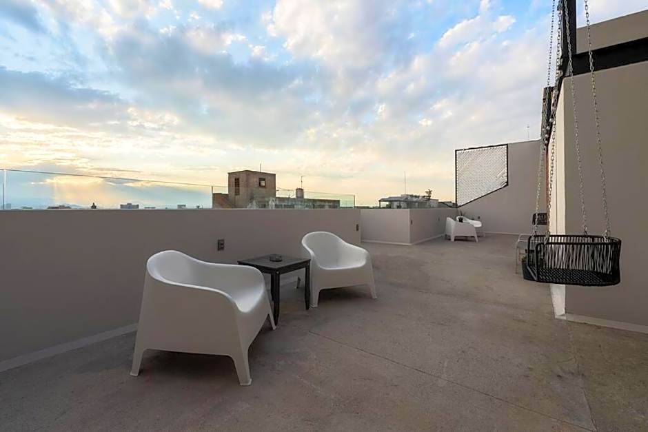 P402 Private balcony Apt 3Bdrm 2bth AC Rooftop