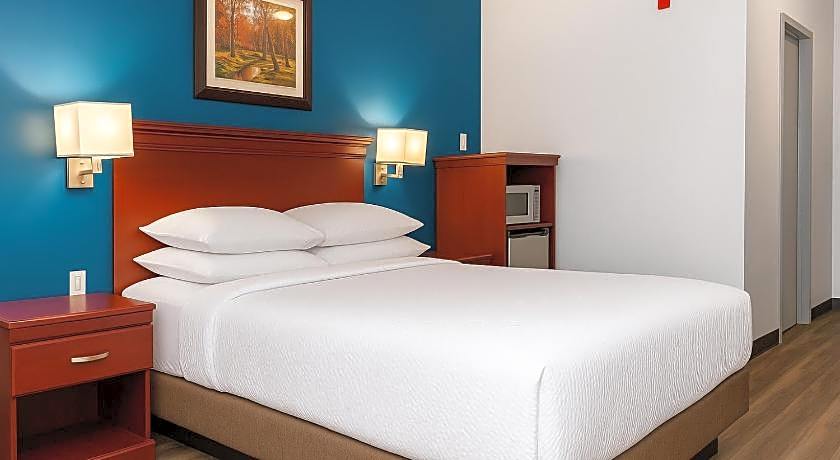 Premier Inn & Suites - Downtown Hamilton Hotel