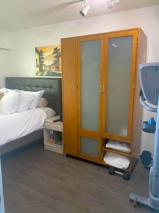 Quiet-comfy 4 bedroom house on a quiet tree lined street in Kitsilano