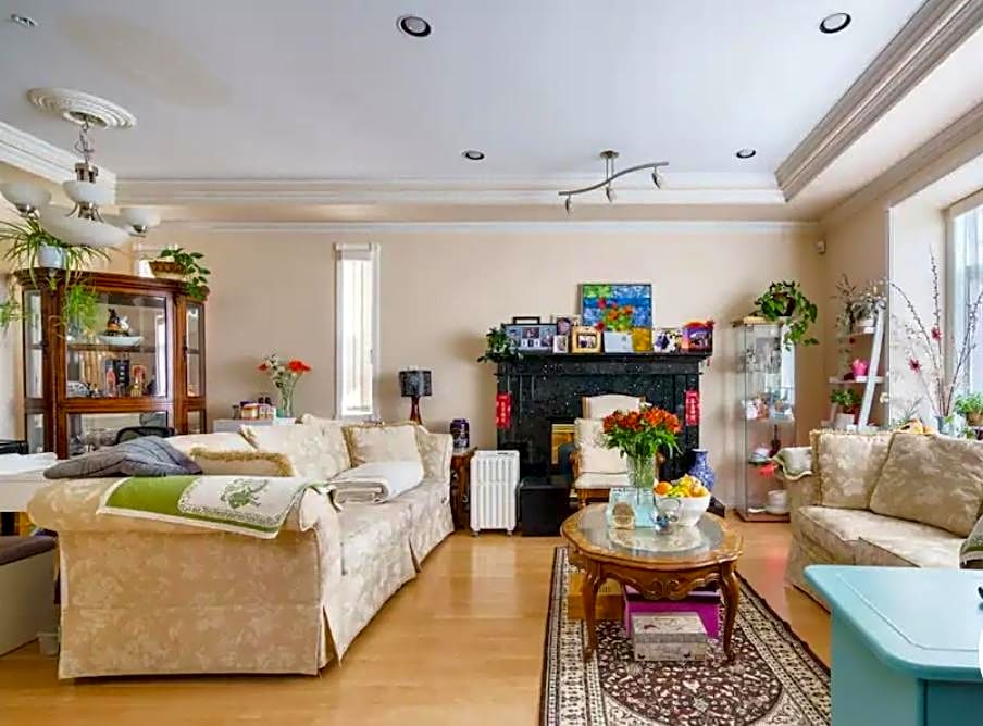Helen's House / Close to Skytrain and Airport