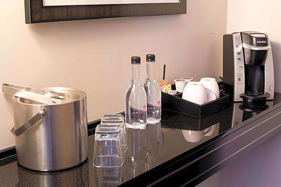 Ambassador Hotel Kansas City, Autograph Collection by Marriott