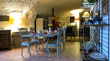 La cave de l'éperon troglodyte