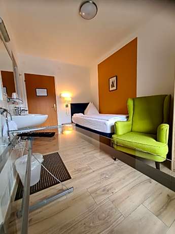 Single Room with Shared Bathroom - Male Only