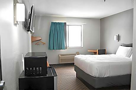 1 Queen Bed Nonsmoking Accessible