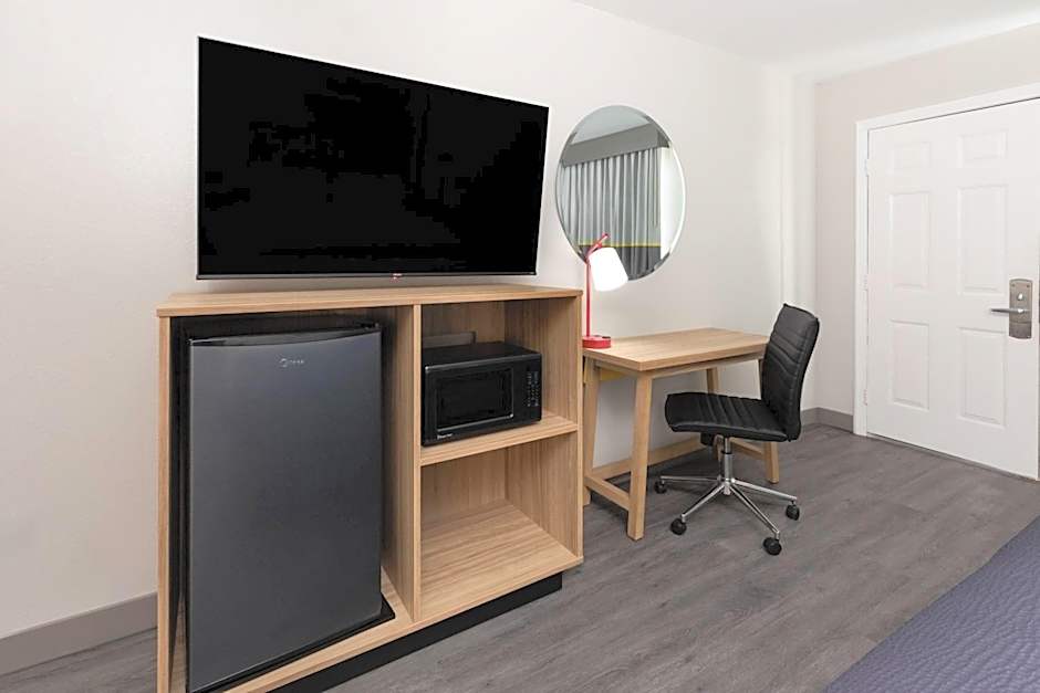 Super 8 by Wyndham Temple S. General Bruce