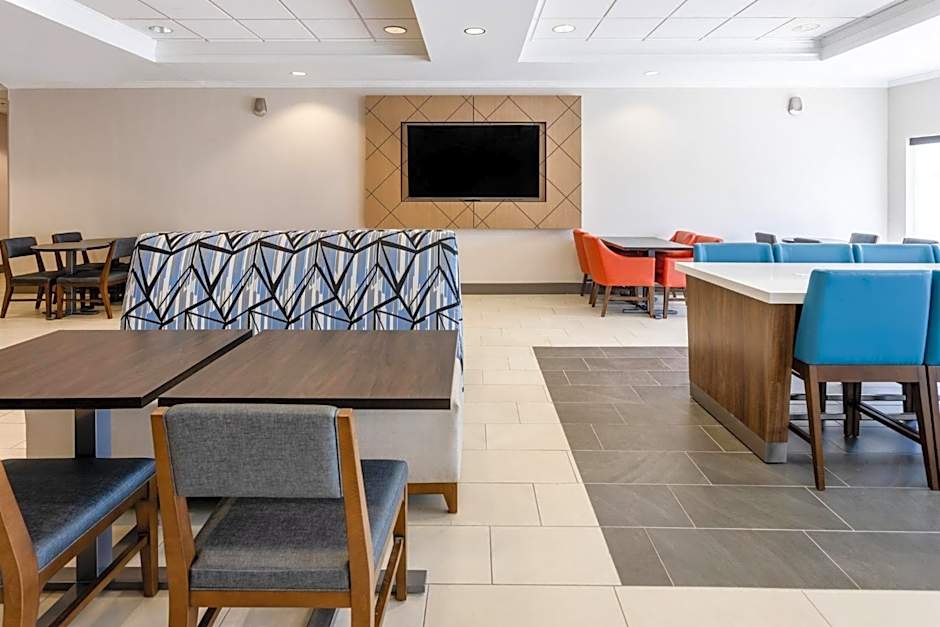 Holiday Inn Express & Suites Columbus at Northlake By IHG