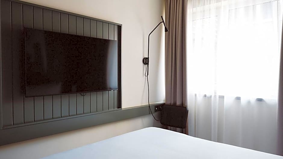 Honest Budapest by Chic & Basic