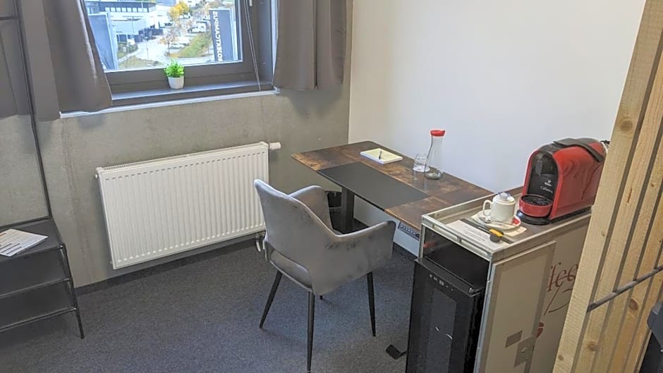BUSINESS-MOTEL free WiFi & massage, air-con, XXL-Parking