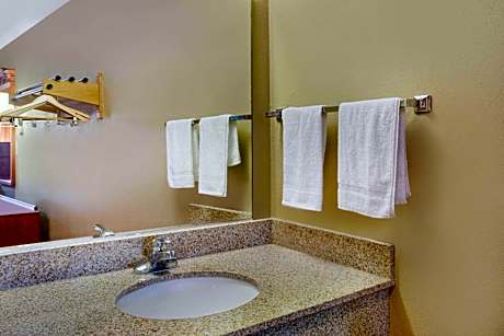 Queen Room - Mobility Access/Non-Smoking