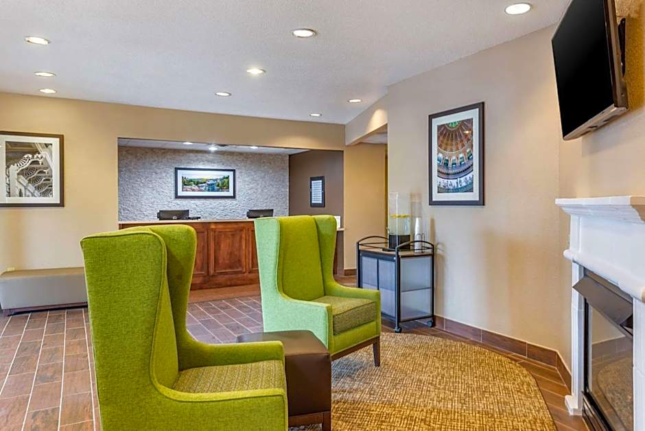 Comfort Inn DeKalb - Adjacent the University