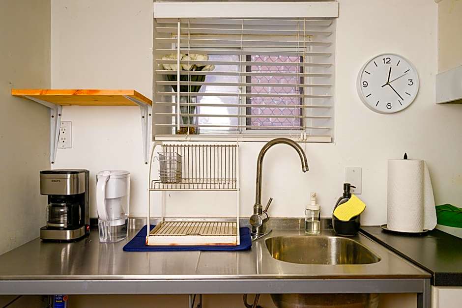 Charming Basement Suite with Private Entrance Near Subway, Koreatown & UofT