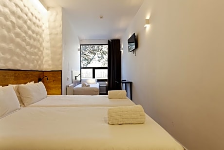 Standard Triple Room with City View