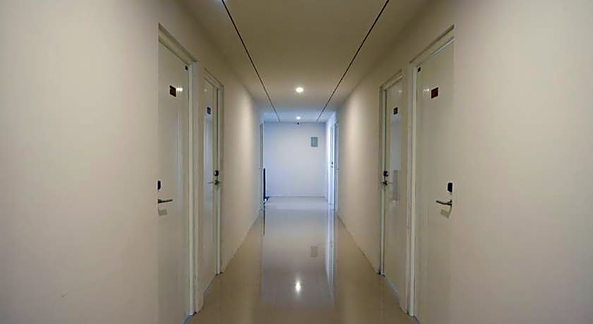 RedDoorz Plus near Solo Baru