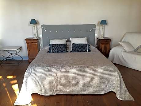 Chambre Ivoire-Queen-Ensuite with Shower