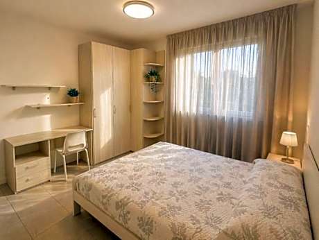 Deluxe One-Bedroom Apartment