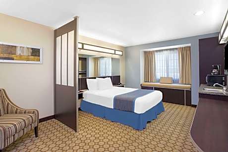 Queen Studio Suite - Non-Smoking