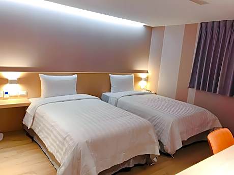 Classic Twin Room - Bathtub or Shower, Random