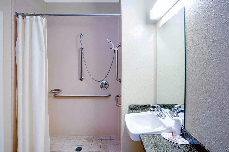 Microtel Inn & Suites by Wyndham Saraland