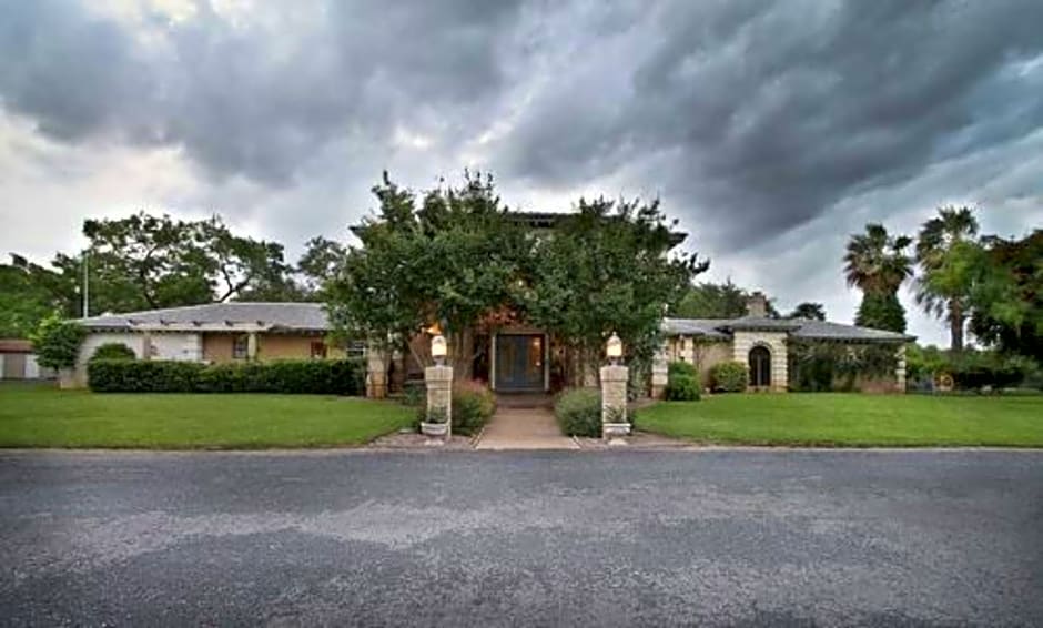 Live Oaks Bed and Breakfast 