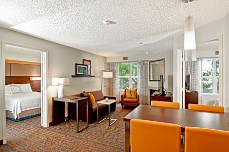 2 Bedroom Suite, Bedroom 1: 1 Queen, Bedroom 2: 1 Queen, Sofa bed