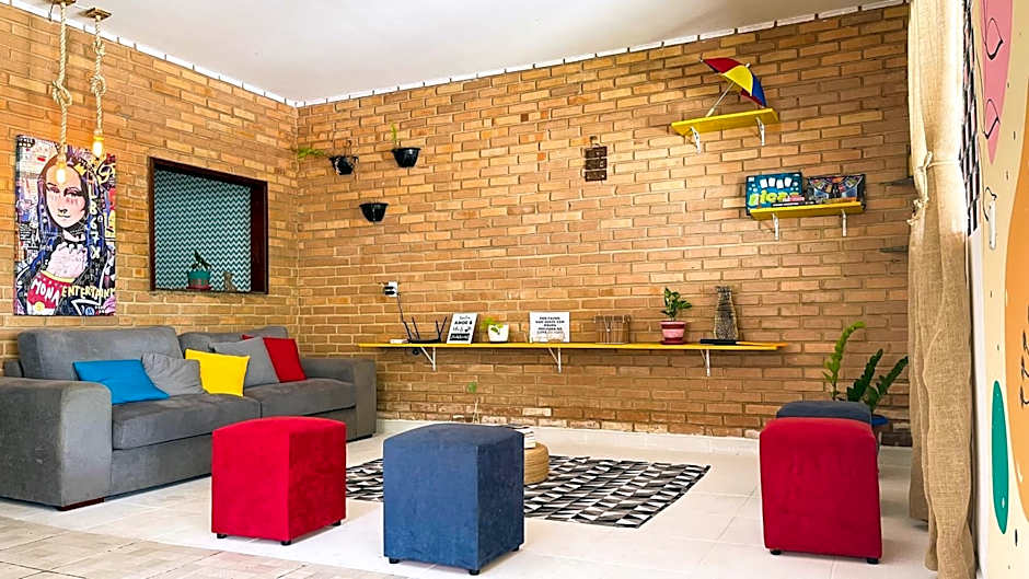 Pousada São Jorge 1 MIN A PÉ DA PRAIA Casa de família, simples e aconchegante, Na Av principal da praia café disponível até 12hs cozinha completa e churrasqueira disponível para uso ar cond das 20hs as 8 30