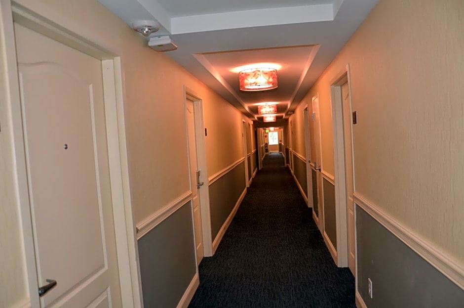 Aashram Hotel by Niagara River