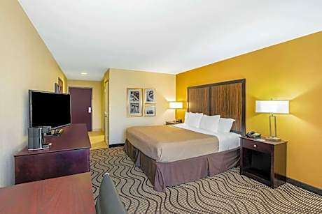 Deluxe King Suite with Tub with Grab Bars - Mobility Accessible/Non-Smoking