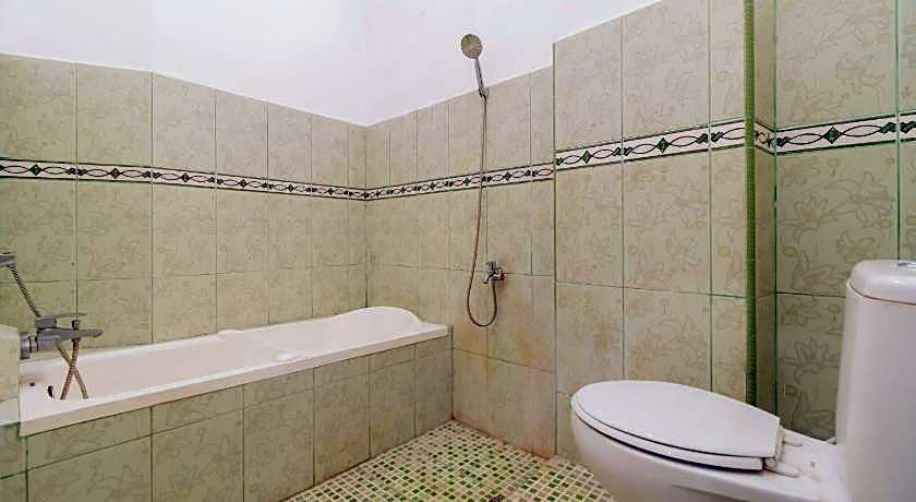 RedDoorz Syariah near Universitas Putra Indonesia Padang